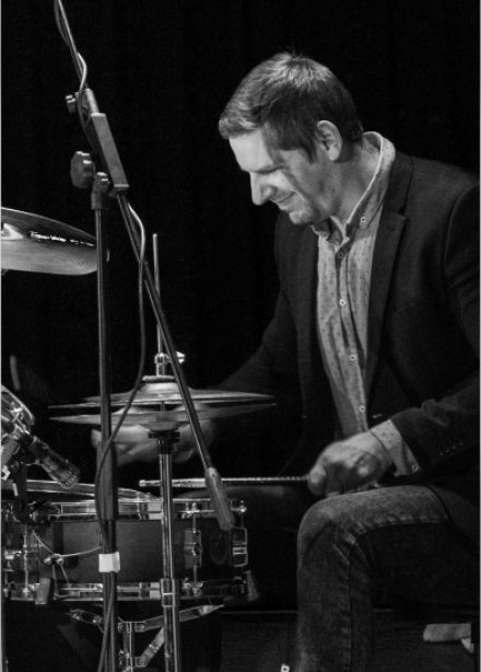 Поющий барабанщик Евгений Суворов