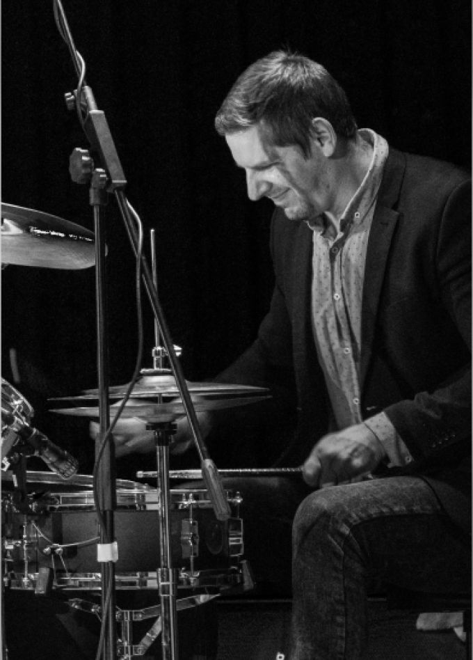 Поющий барабанщик Евгений Суворов