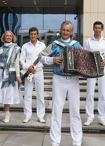 Новый год к нам мчится